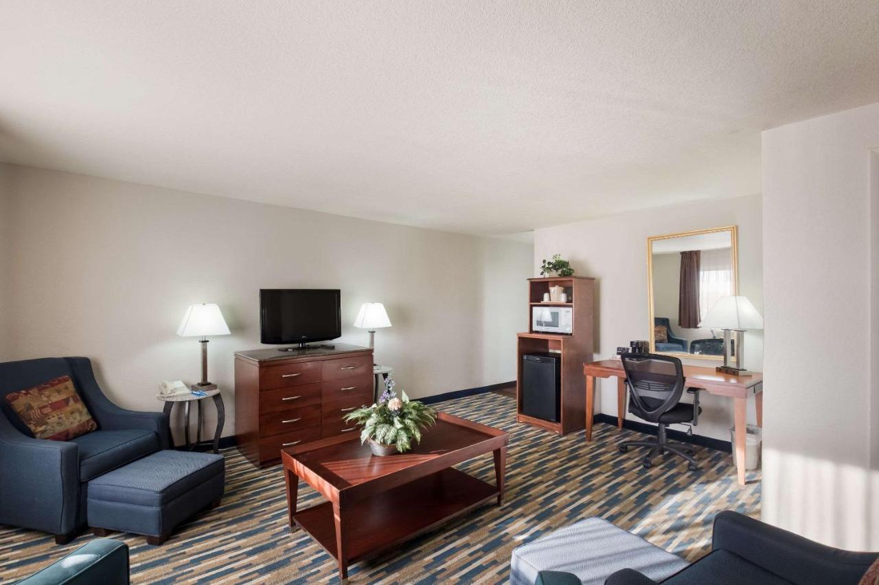 Rodeway Inn Форт Морган Екстериор снимка