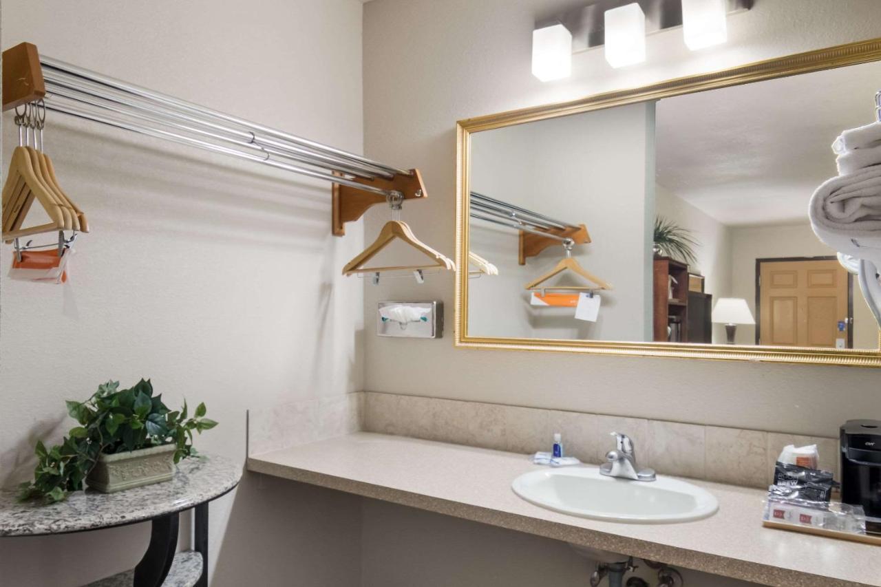 Rodeway Inn Форт Морган Екстериор снимка